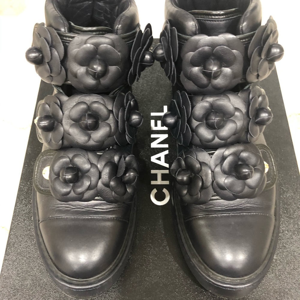 NIB CHANEL NAVY CAMELLIA FLOWERS PEARL CC 38 1/2